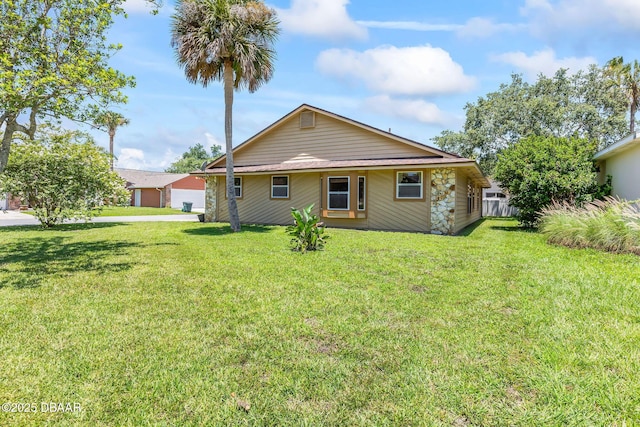 104 Herring Gull Ct, Daytona Beach, FL 32119 - back of property with a yard