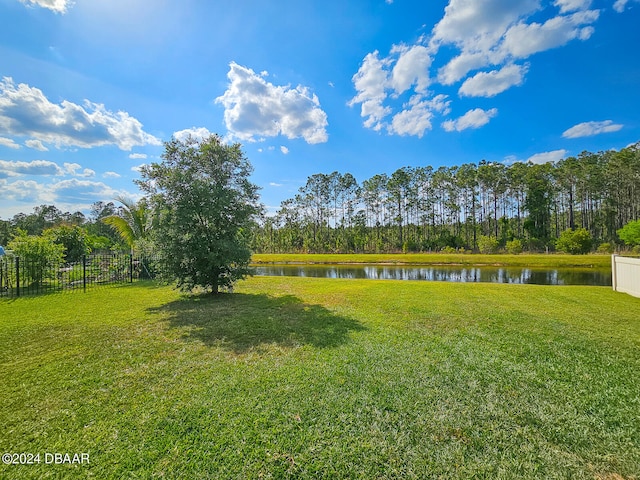 view of yard featuring a water view