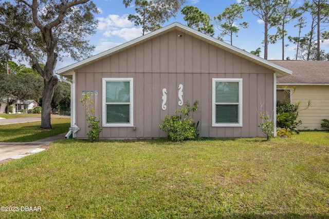 2835 Nordman Ave, New Smyrna Beach, FL 32168 - view of front facade featuring a front yard