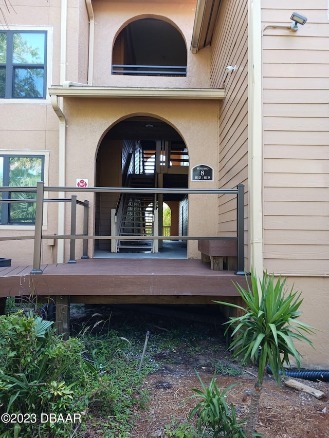 entrance to property featuring a wooden deck