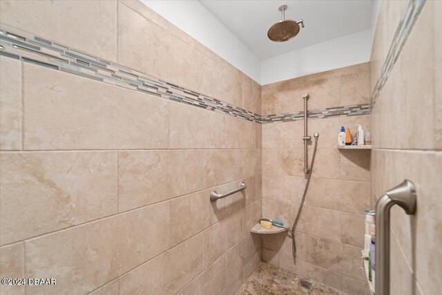 bathroom featuring a tile shower