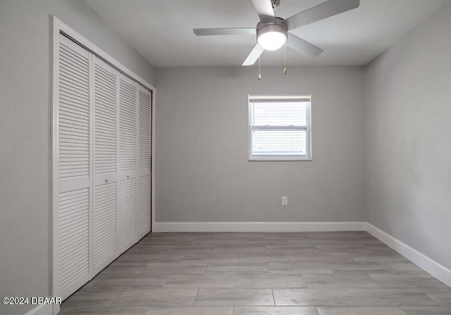 unfurnished bedroom featuring ceiling fan and a closet