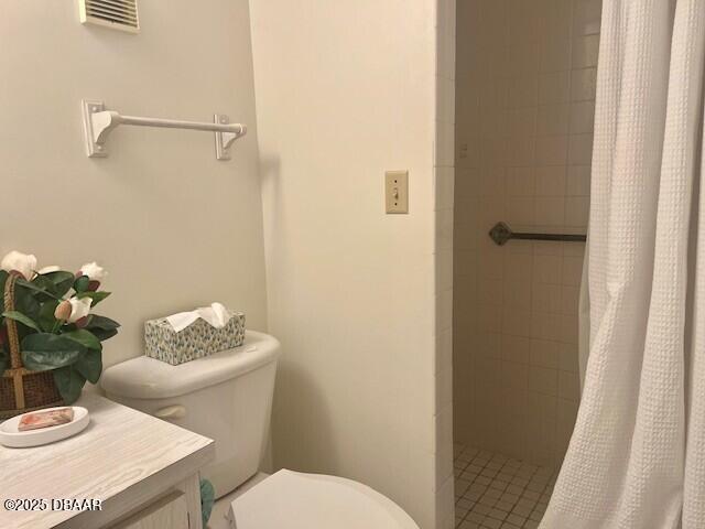 3800 S Atlantic Ave Unit 502, Daytona Beach, FL 32118 - full bath featuring toilet, tiled shower, and vanity