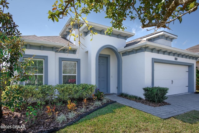 view of front facade featuring a garage