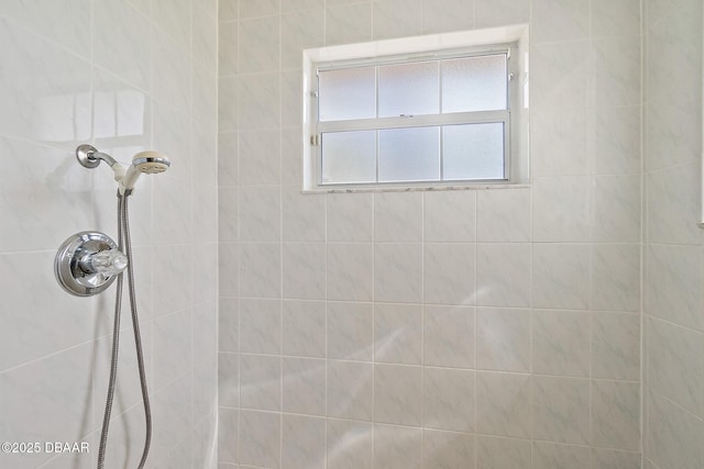 bathroom featuring a tile shower