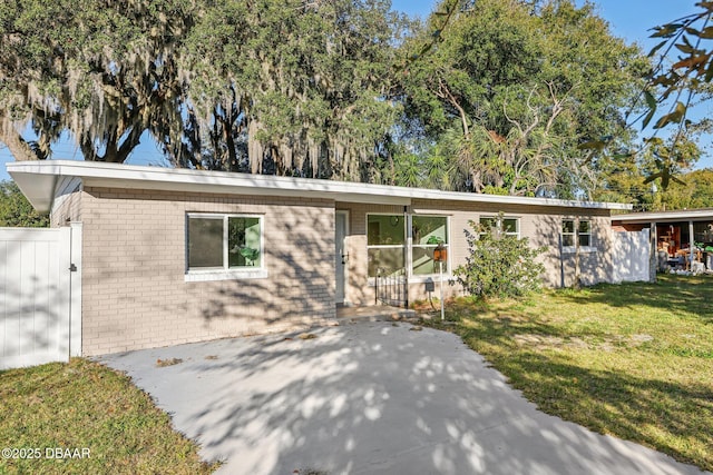 single story home with a front lawn