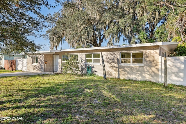 ranch-style house featuring a front lawn