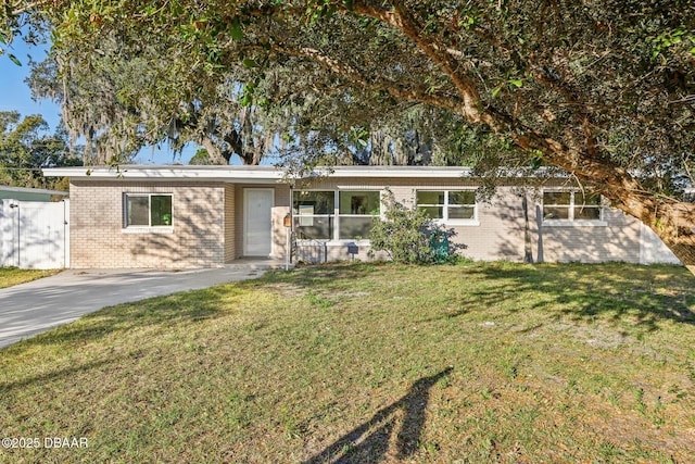 ranch-style home featuring a front lawn