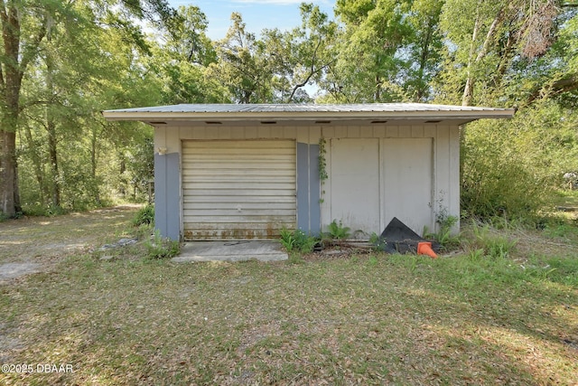 view of outdoor structure featuring an outbuilding and a garage