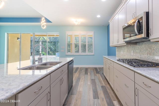300 Blue Starfish Pl, Daytona Beach, FL 32124 - kitchen with stainless steel appliances, a sink, recessed lighting, backsplash, and light wood-style floors