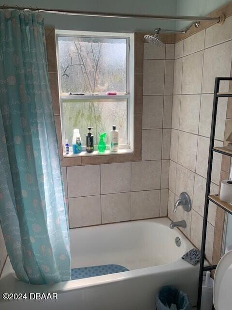 full bath with shower / bath combo with shower curtain