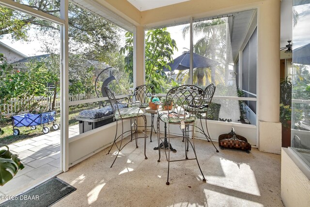 sunroom with ceiling fan