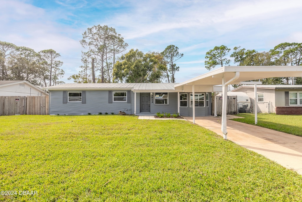 view of front of house with a carport and a front yard