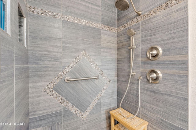 bathroom featuring tiled shower