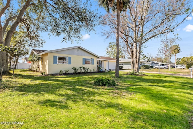 ranch-style house featuring a front yard