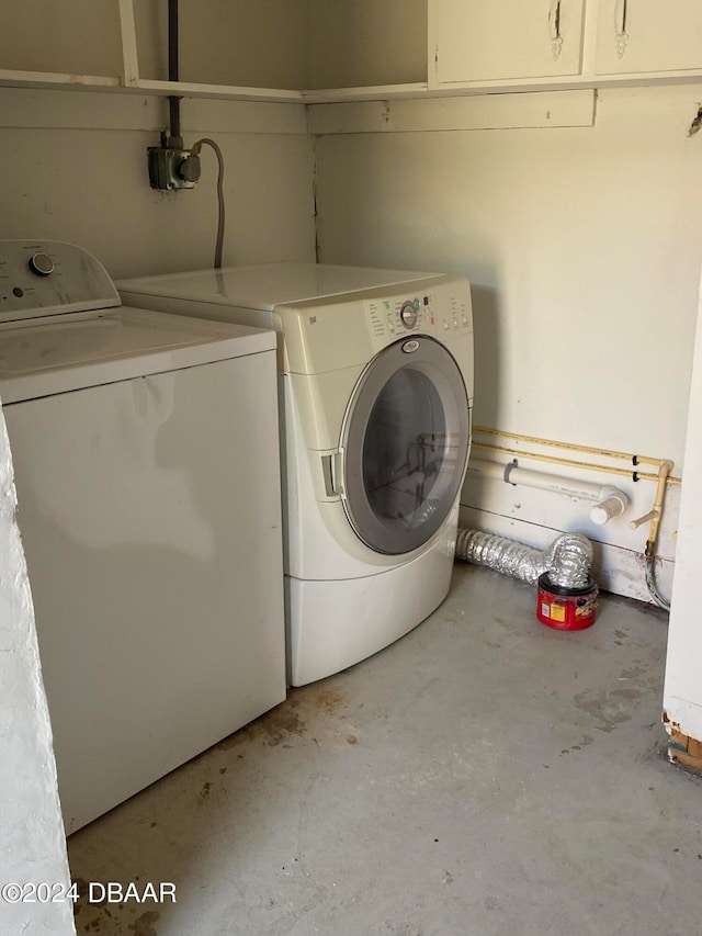 laundry room featuring cabinets and washing machine and dryer