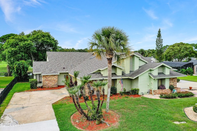 view of front of house featuring a front yard