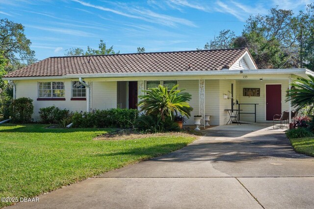 single story home featuring a front yard