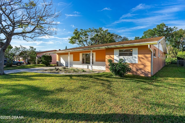 single story home with a front lawn