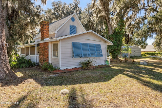 view of side of property featuring a yard