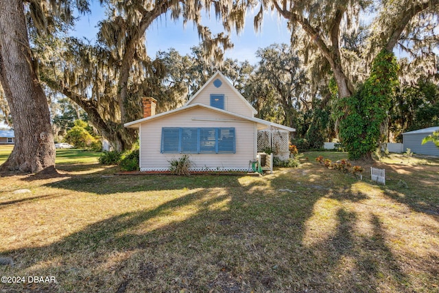 view of front facade with a front lawn