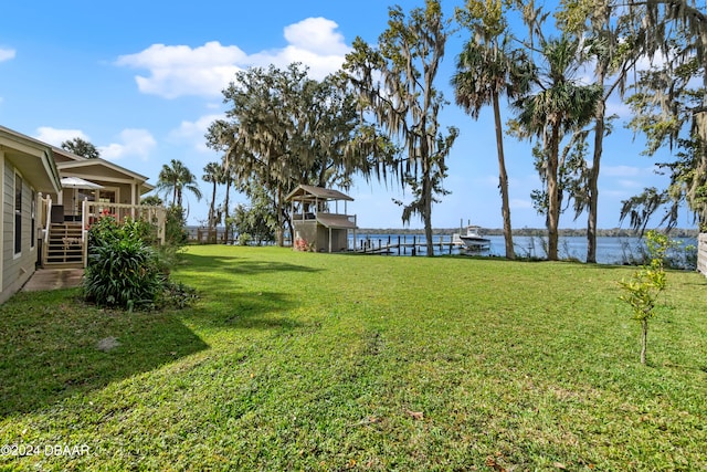 view of yard featuring a water view