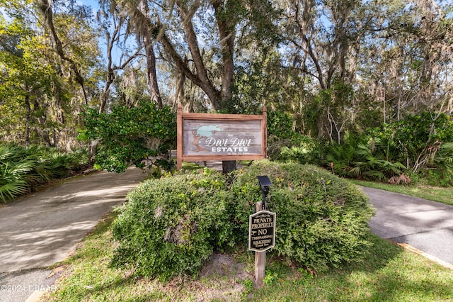 view of community / neighborhood sign