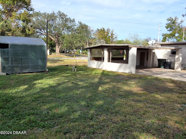 view of yard featuring a patio