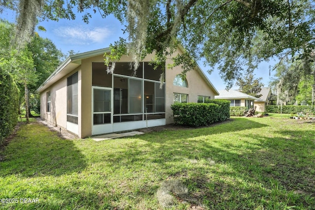 918 Brookridge Ln, Ormond Beach, FL 32174 - rear view of house featuring stucco siding and a yard