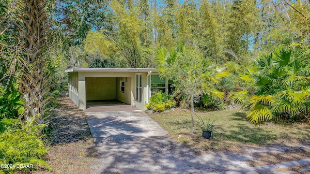 view of front of property featuring a carport