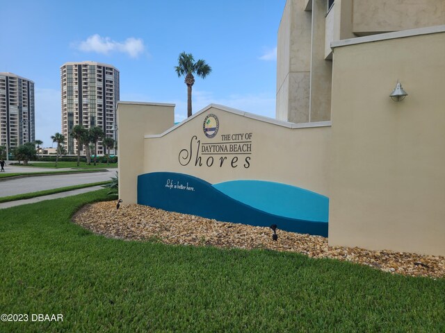 community / neighborhood sign featuring a lawn