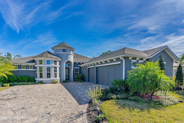 view of front facade featuring a garage