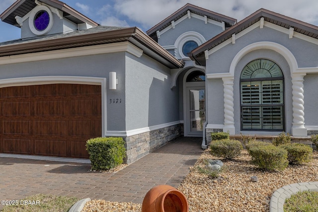 view of front facade featuring a garage