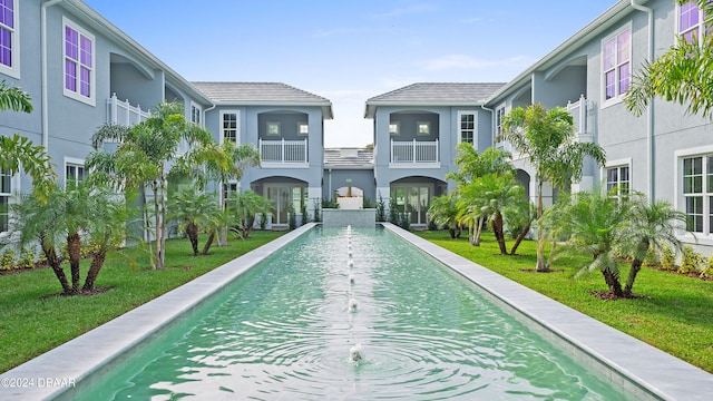 view of swimming pool featuring a yard