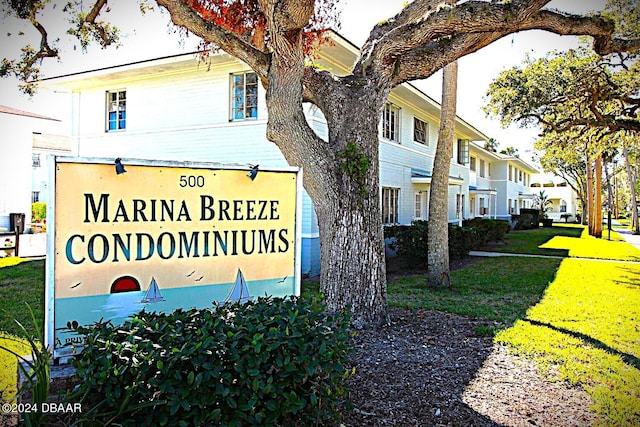 community sign featuring a lawn