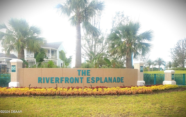 community / neighborhood sign featuring a yard