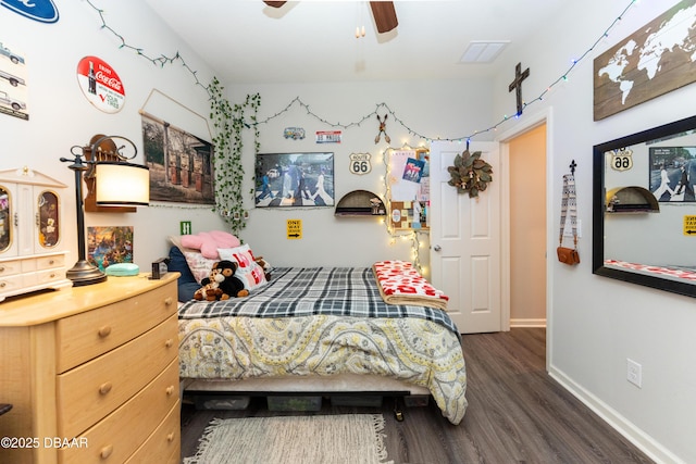 bedroom featuring dark wood-style floors, visible vents, ceiling fan, and baseboards