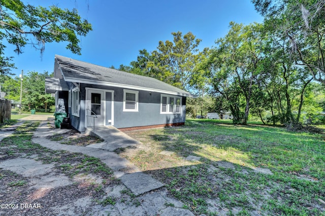 view of side of property featuring a lawn