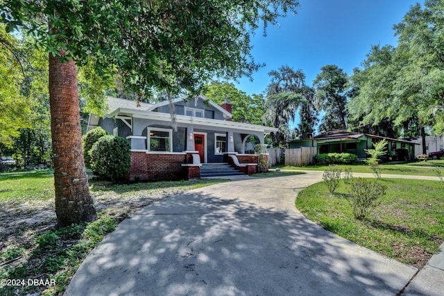 view of front of home featuring a front yard