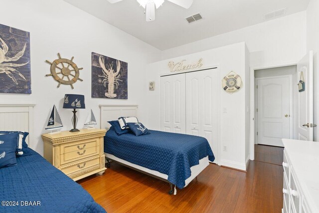 bedroom featuring dark wood-type flooring, ceiling fan, and a closet