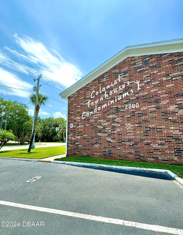 community sign with a lawn