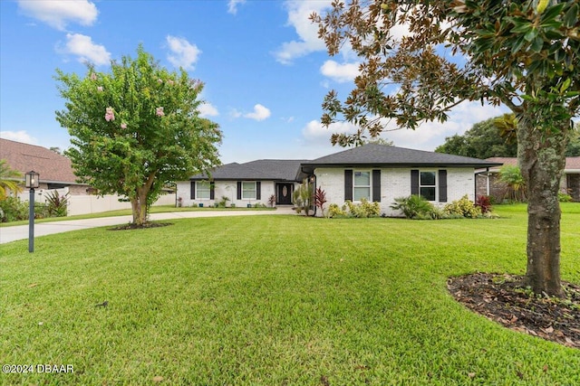 single story home with a front yard