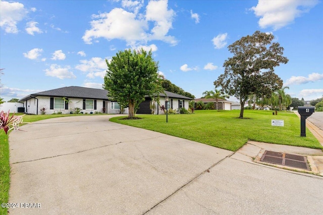 ranch-style house featuring a front yard