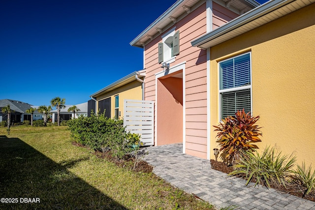 view of side of property featuring a lawn