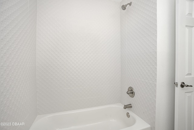 bathroom featuring tiled shower / bath combo