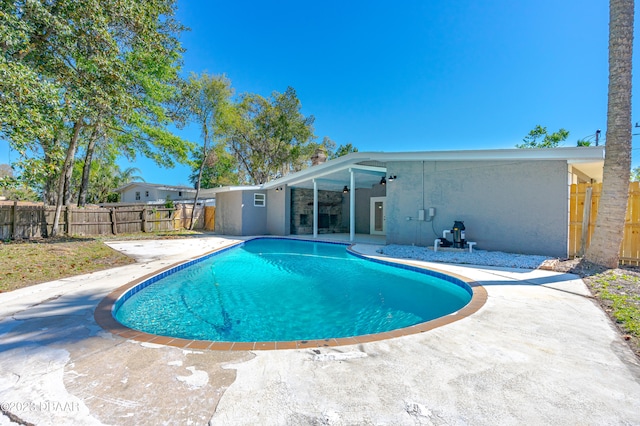 view of swimming pool with a patio area and ceiling fan