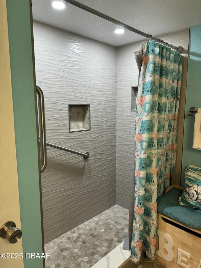 bathroom featuring a shower with shower curtain