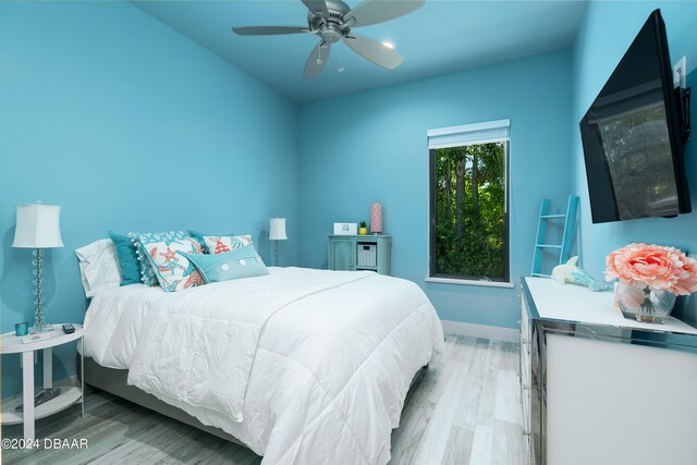 bedroom featuring light hardwood / wood-style floors and ceiling fan