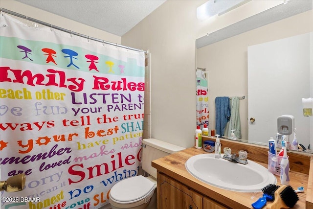 full bath with curtained shower, a textured ceiling, toilet, and vanity