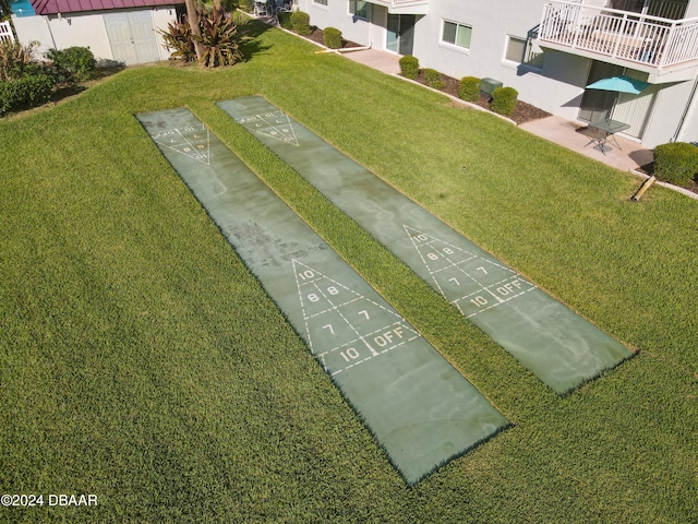 view of property's community featuring a lawn